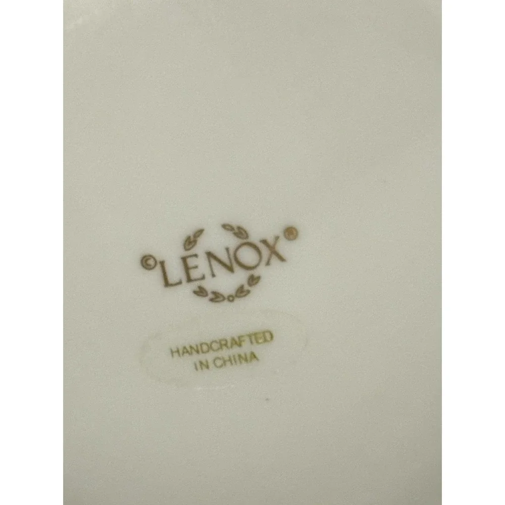 LENOX WEDDING VASE WITH ROSES AND GOLD RINGS DESIGN
